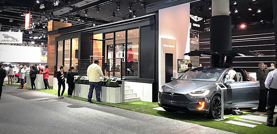 TESLA House Of The Future mit Model 3 Elektroauto auf der LA Auto Show 2017